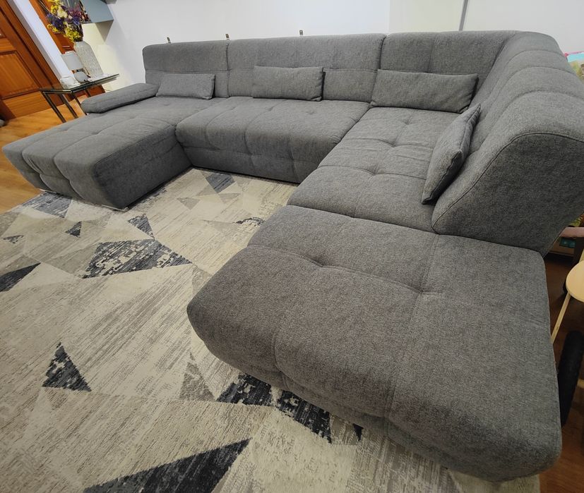 Sofá de tecido cinzento