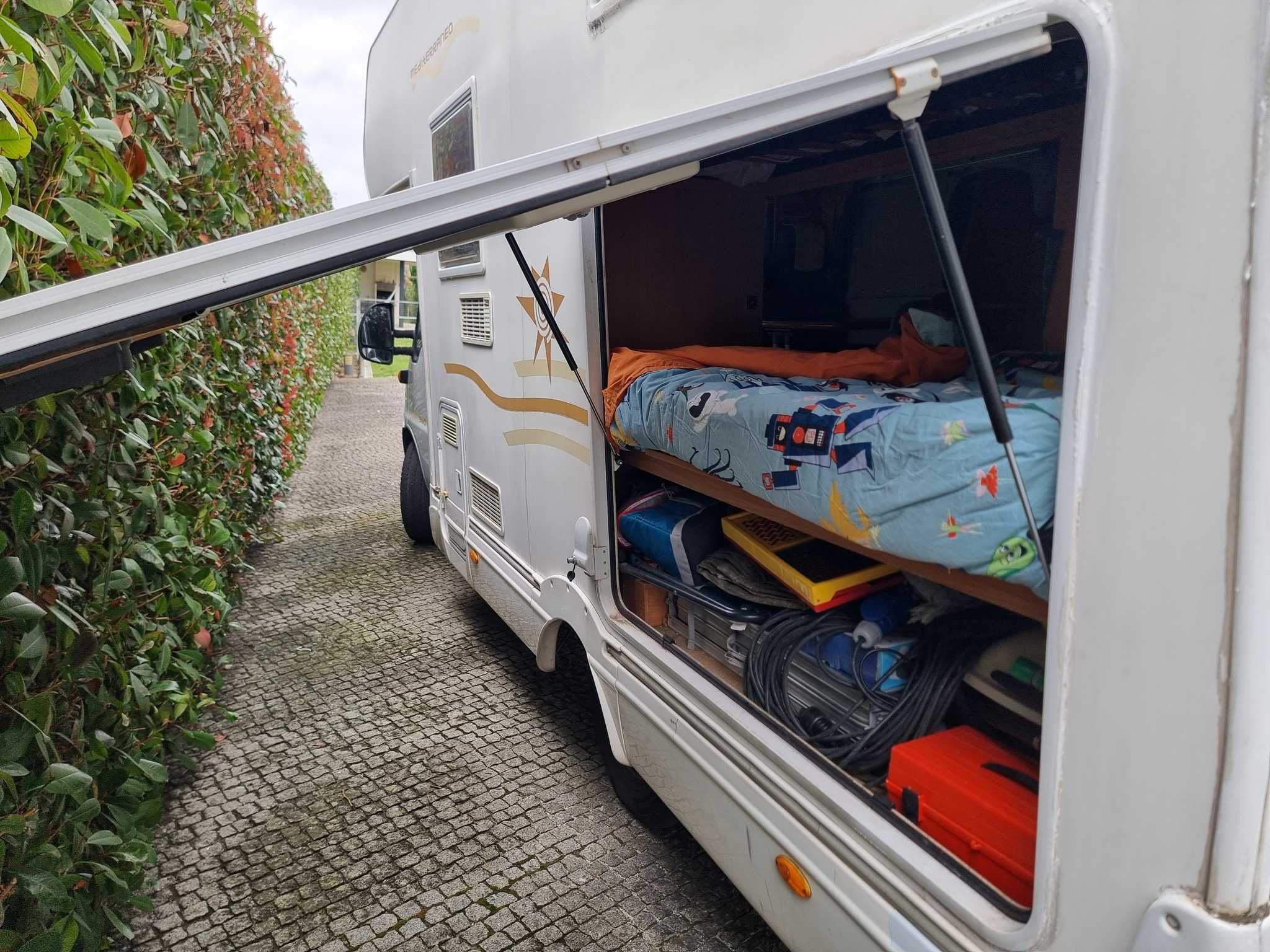 Autocaravana em óptimo estado, pronta a viajar.