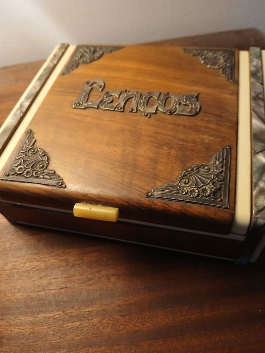 ( RESERVADA )Caixa para lenços antiga com aplicações de PRATA