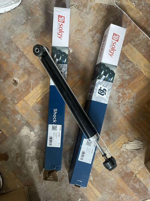 Нові задні амортизатори для vw passat b5