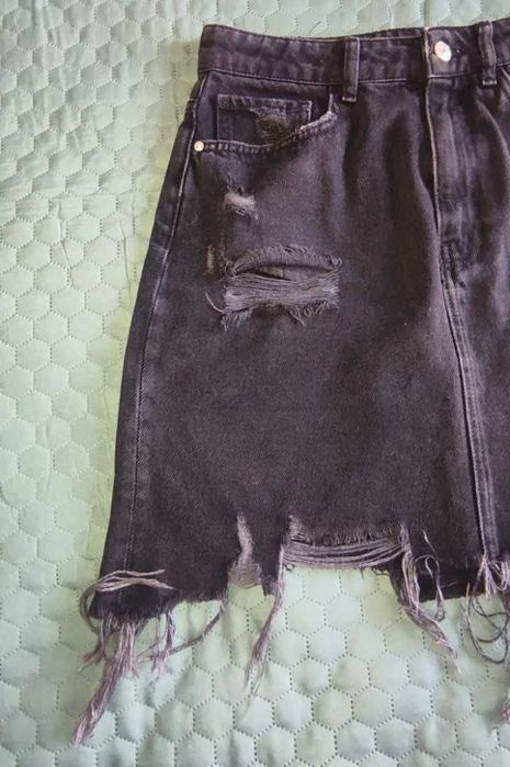 Saia Bershka ganga preta rasgada