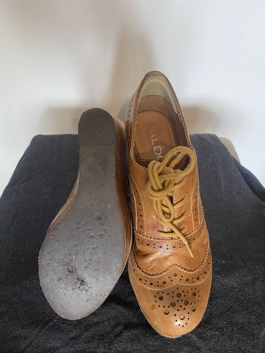 Sapatos em pele de cunha marca Aldo