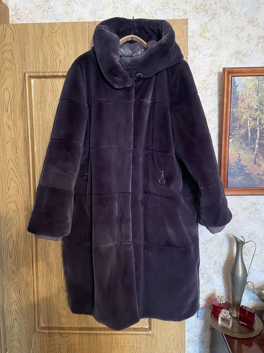 Нове хутряне пальто з капюшоном.
