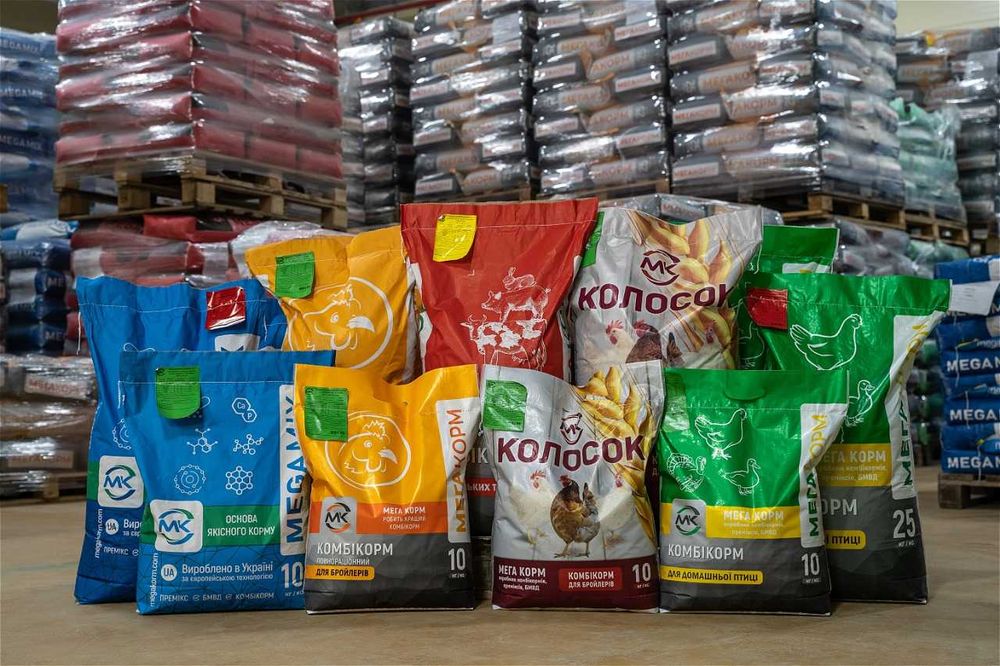 БМВД для свиней, Премікси, Комбікорм