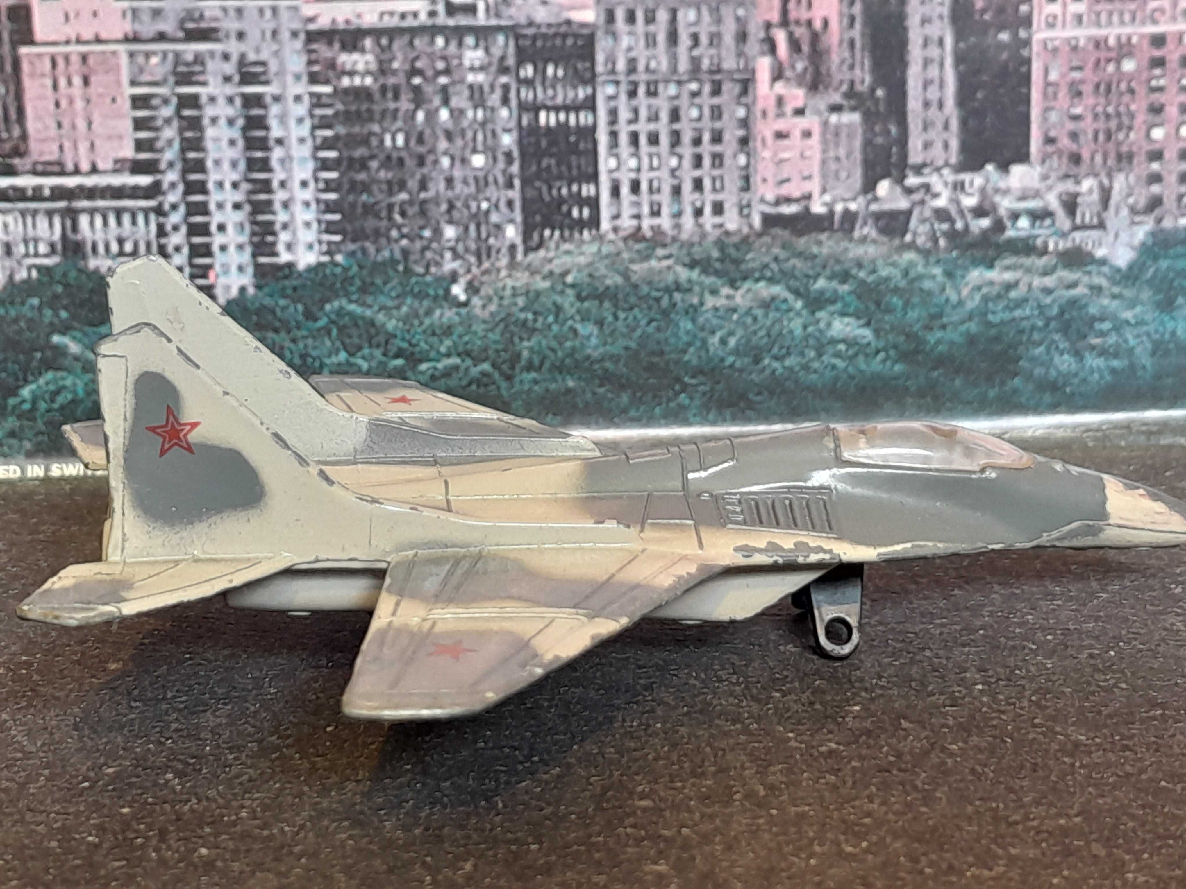 Stary metalowy model samolotu MIG-29 Fulcrum używany