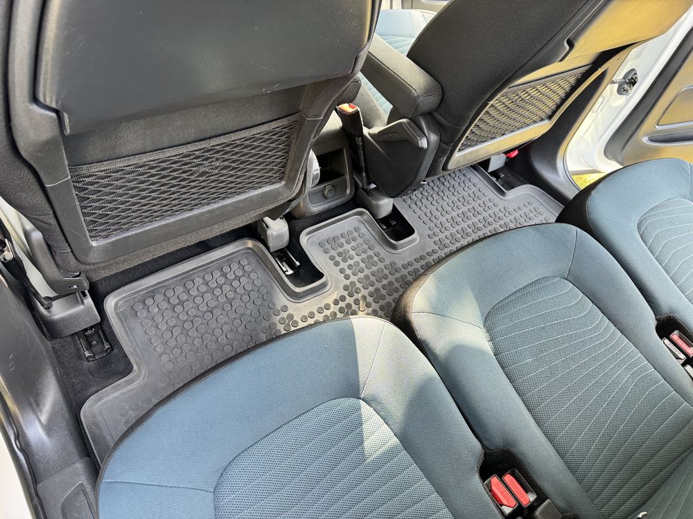 Citroen C4 Grand Pisasso . Salon . 1.6 HDI