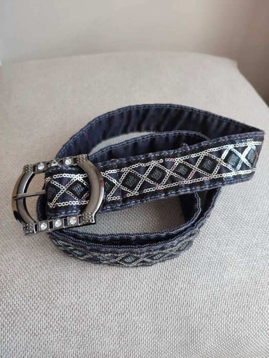 Pasek z kryształkami.