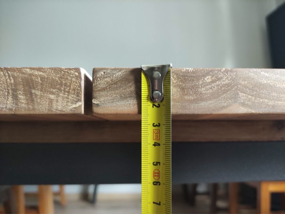 Solidny stół drewniany na metalowych nogach