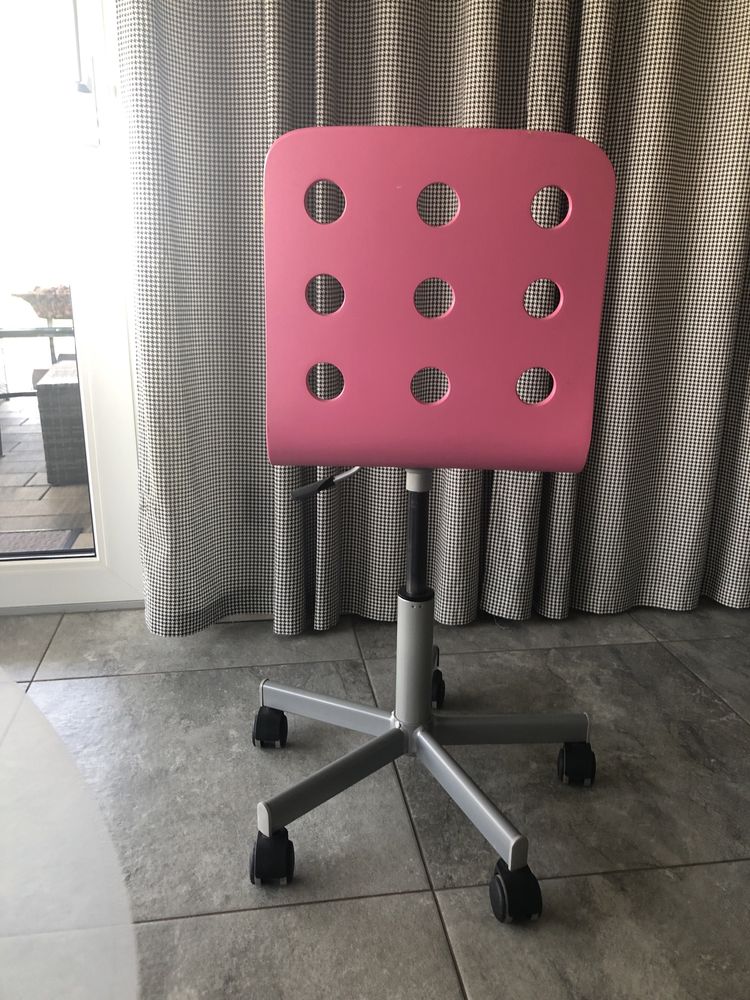 Różowe krzesło IKEA
