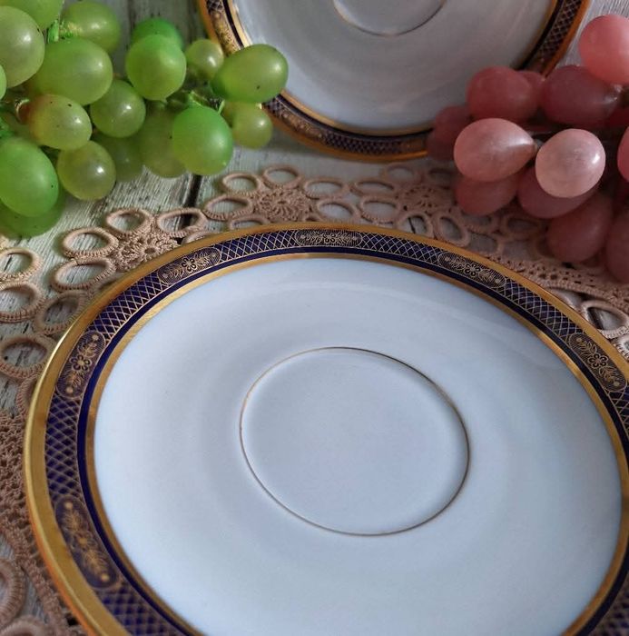Hutschenreuther Jurvel urocze dwa spodki. Biała porcelana zdobiona kob