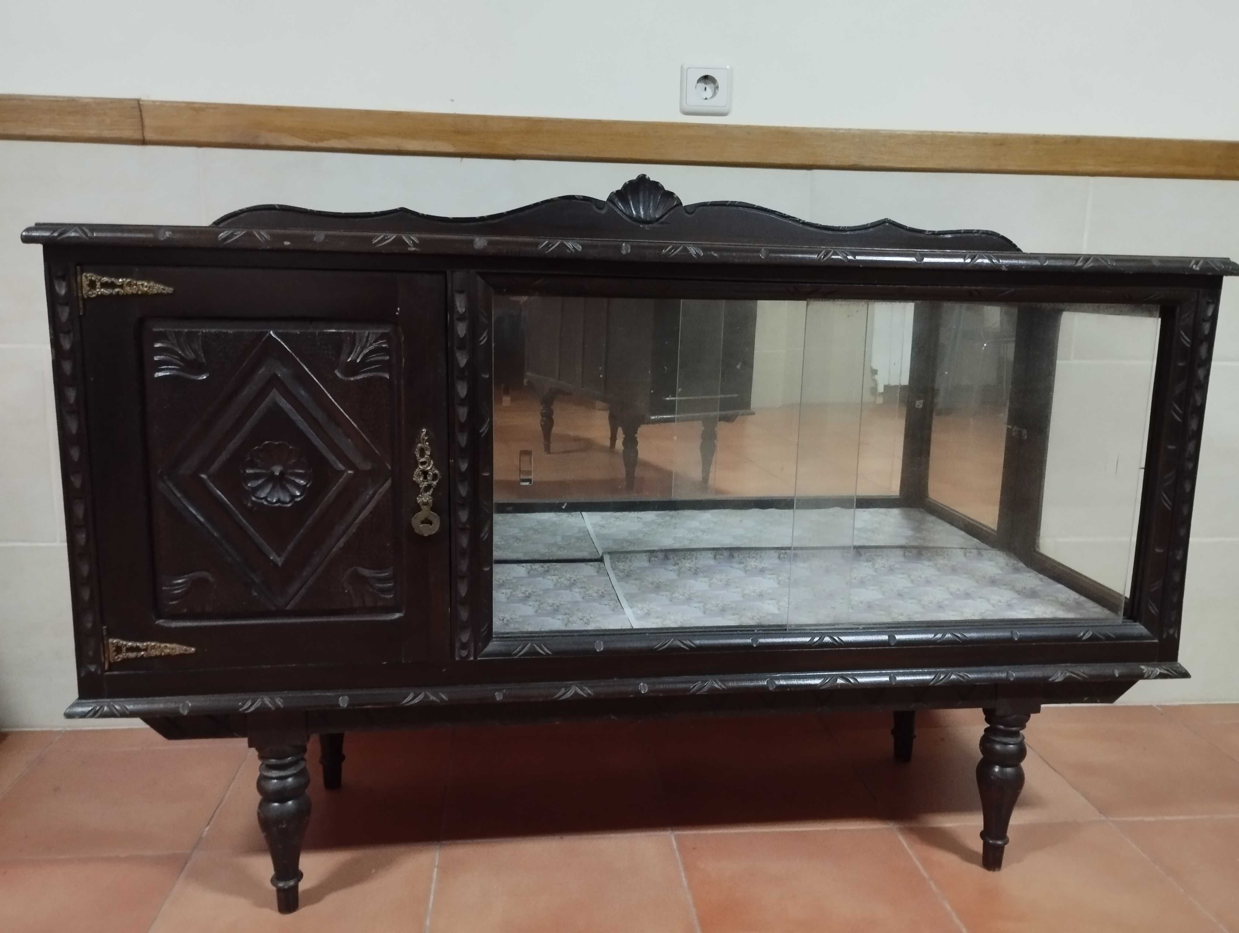 Móveis antigos para restauro