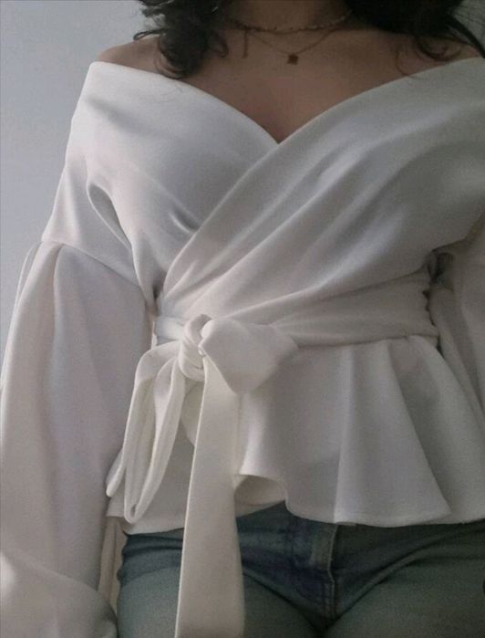 Śliczna bluzka kopertowa z baskinką rozmiar L