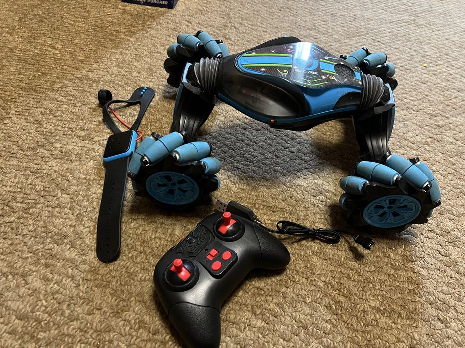 Радиоуправляемая машинка-перевертыш Stunt Super Speed.