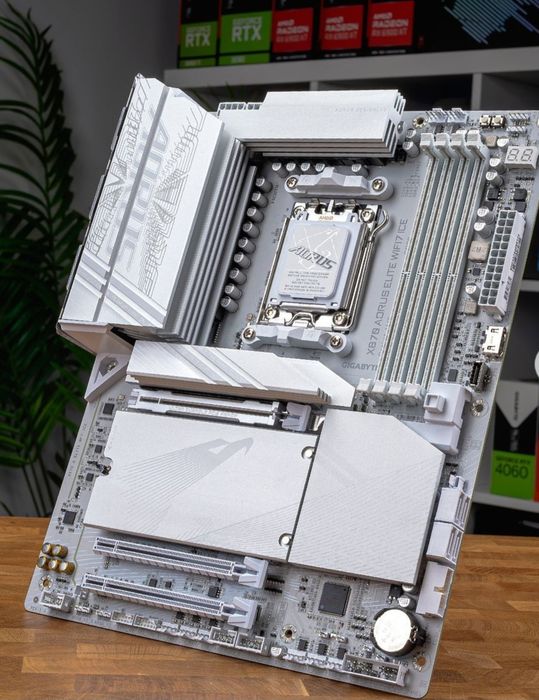 COMBO PODEROSO; AORUS X870-E WiFi Ice +AMD Ryzen 7 7800x3d