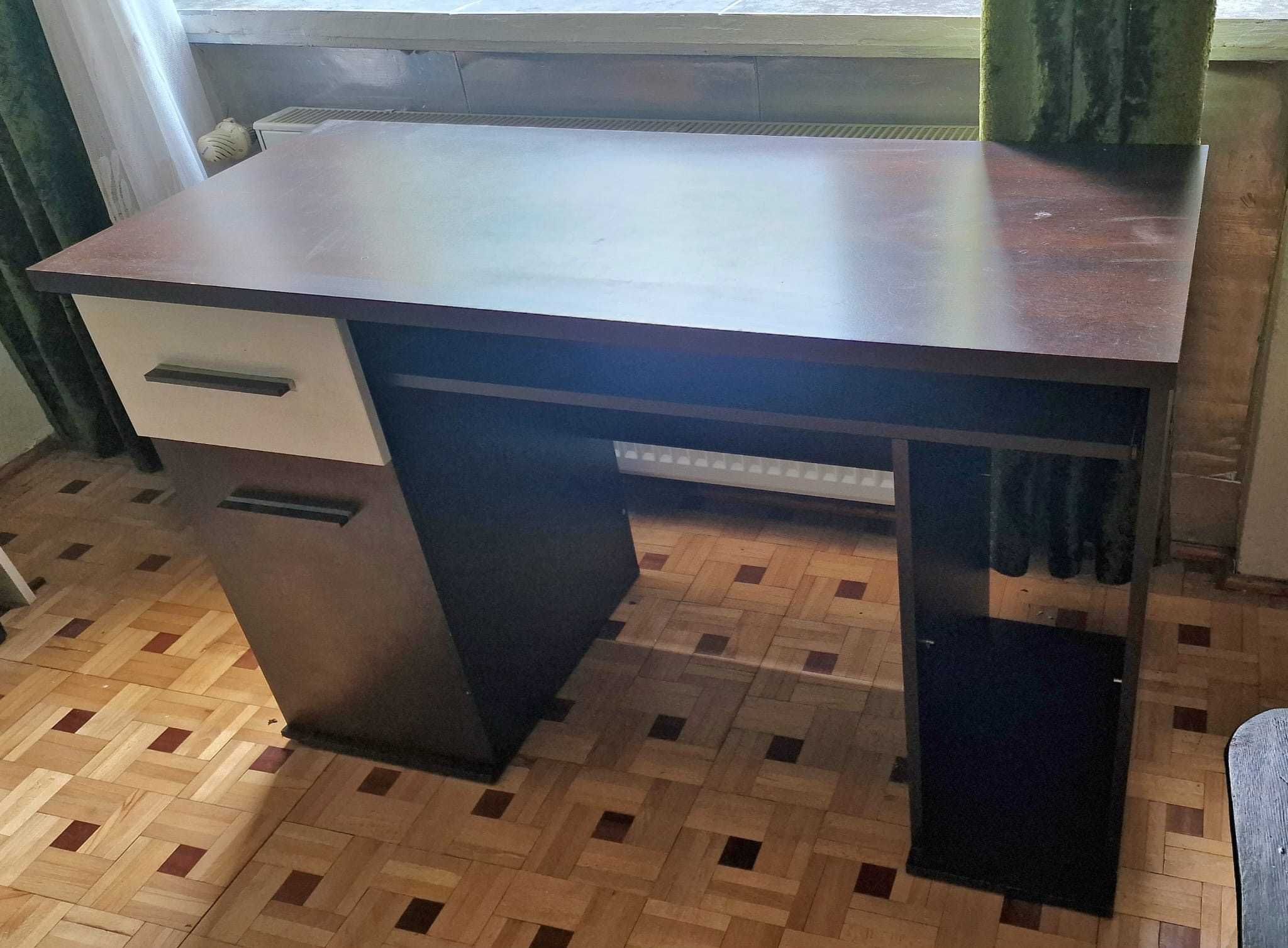 Drewniane Biurko w Kolorze Ciemnego Brązu – Funkcjonalne i Solidne