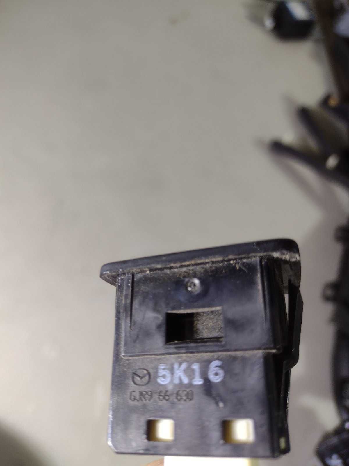 Mazda 3 14-18 Кнопка открывания крышки багажника салон / Мазда 3
