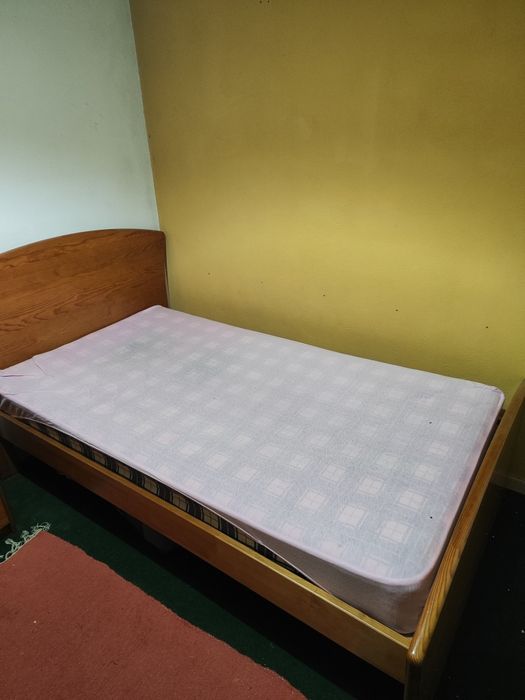 Mobília de quarto em pinho maçico - individual.