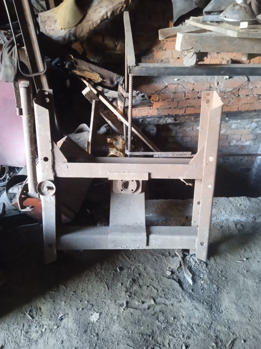 Підрамник кузова самосвала з циліндром