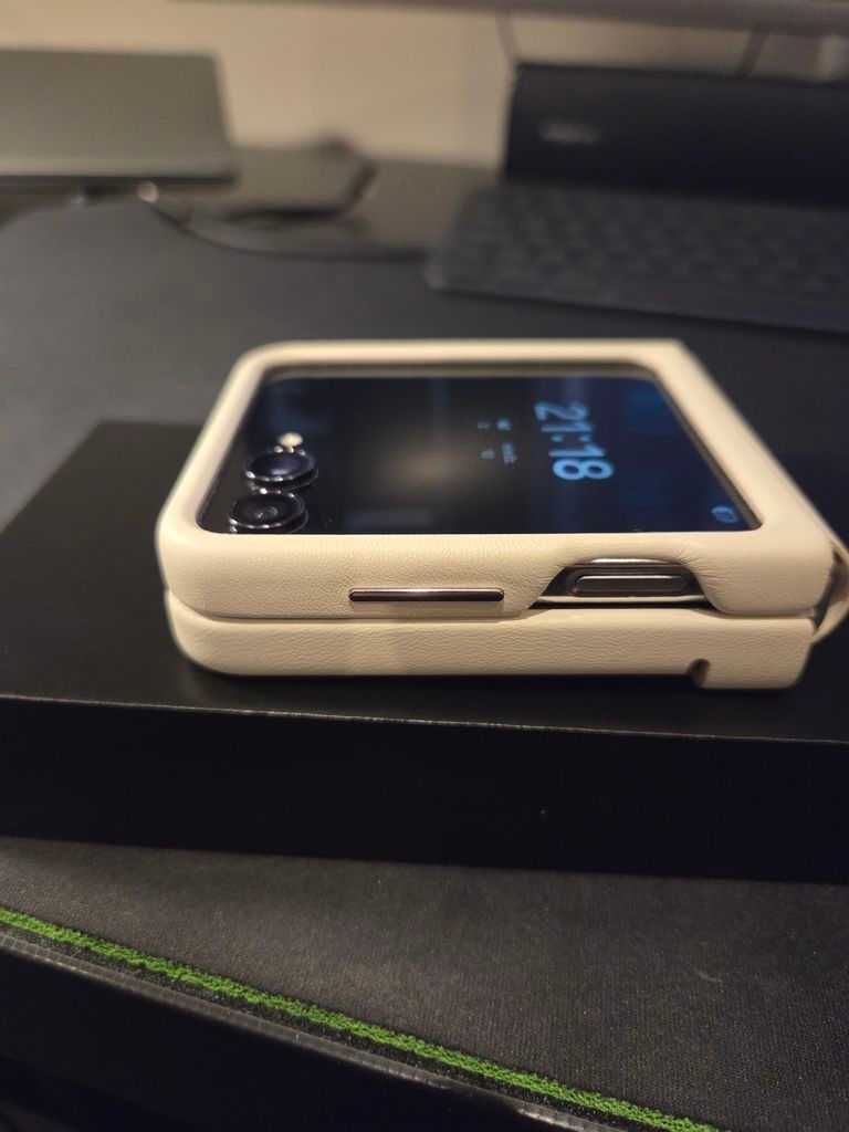 Samsung Galaxy Z Flip 5 5G 8/512 stan idealny wraz z oryg. etui skóra