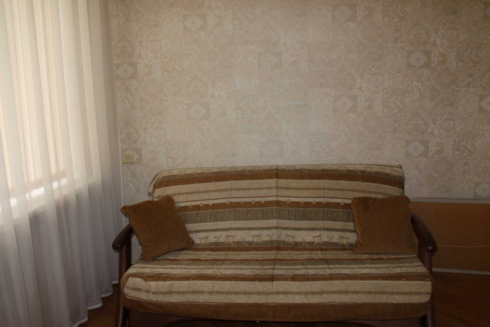 Сдем трехкомнатную квартиру в центре .