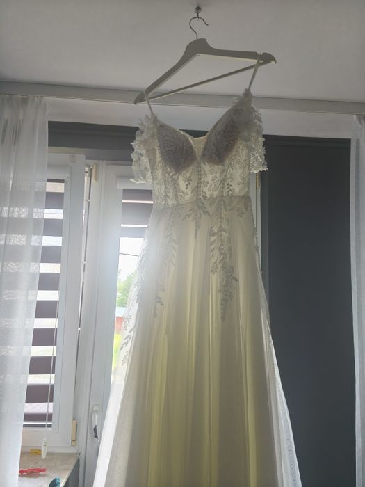 Brokatowa Suknia ślubna na ramiączkach z rozcięciem S Kelly Ivory