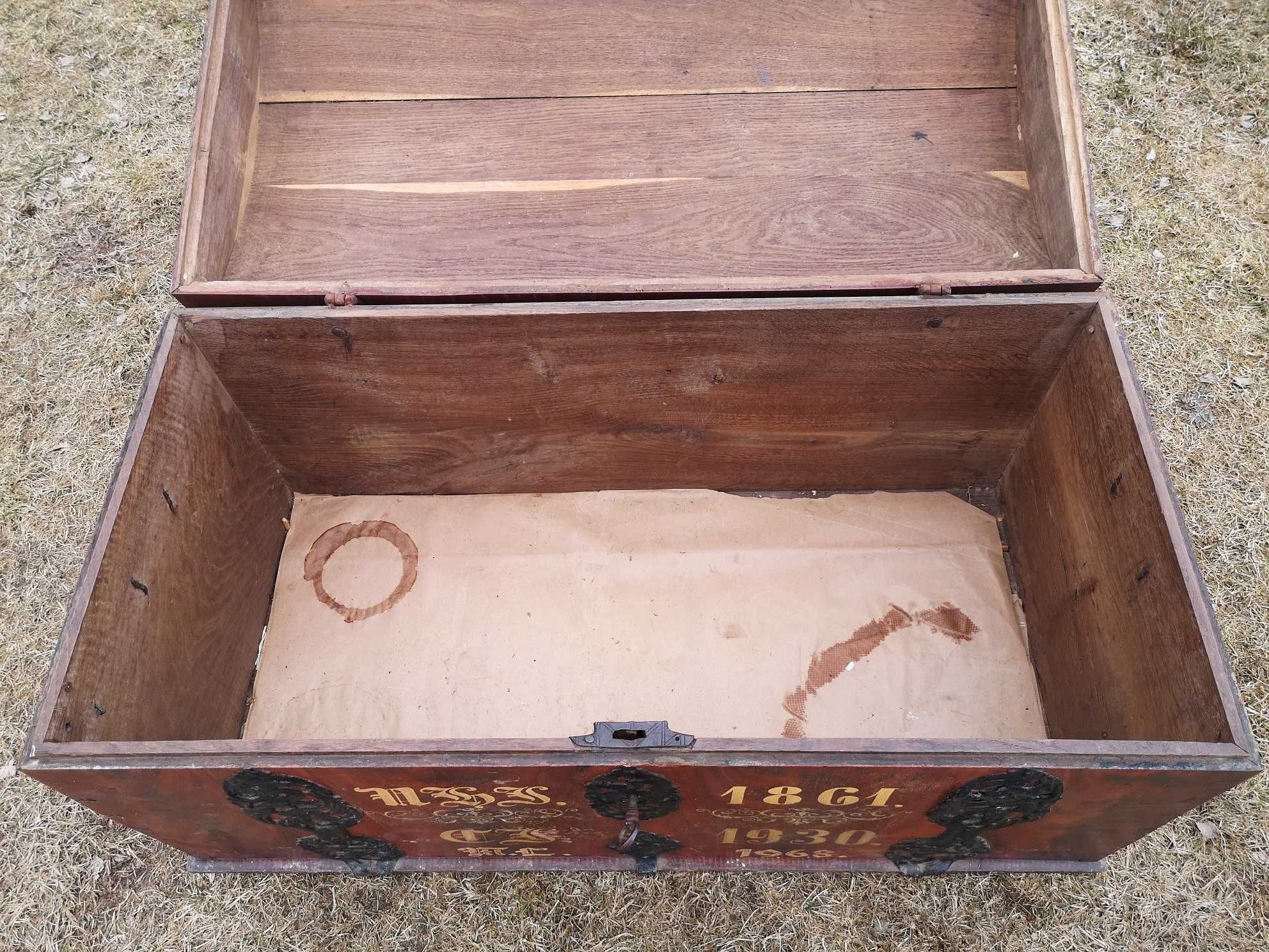 Stary drewniany kufer(skrzynia) z okuciami