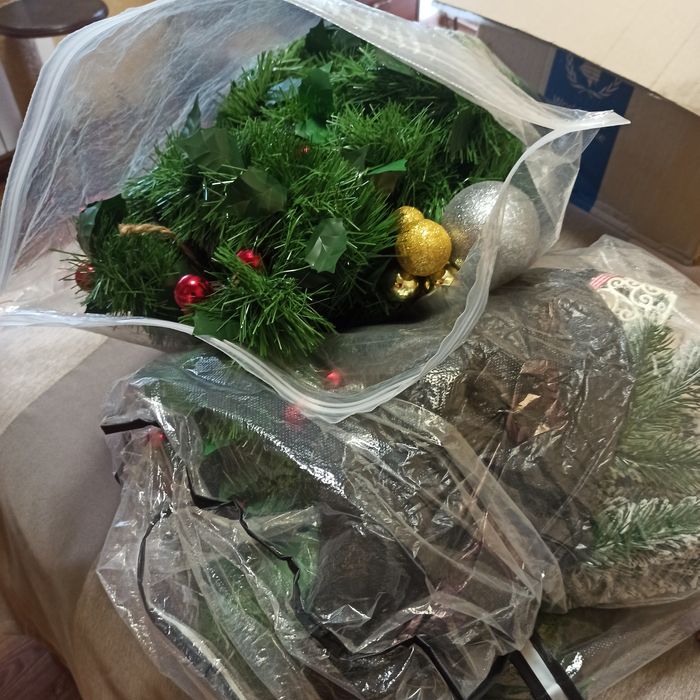 Продам украшения новогодние в виде веточек Ёлки.микс.