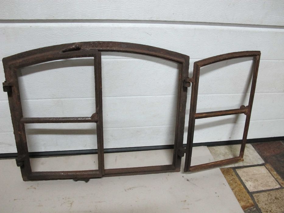 Okna okienka żeliwne