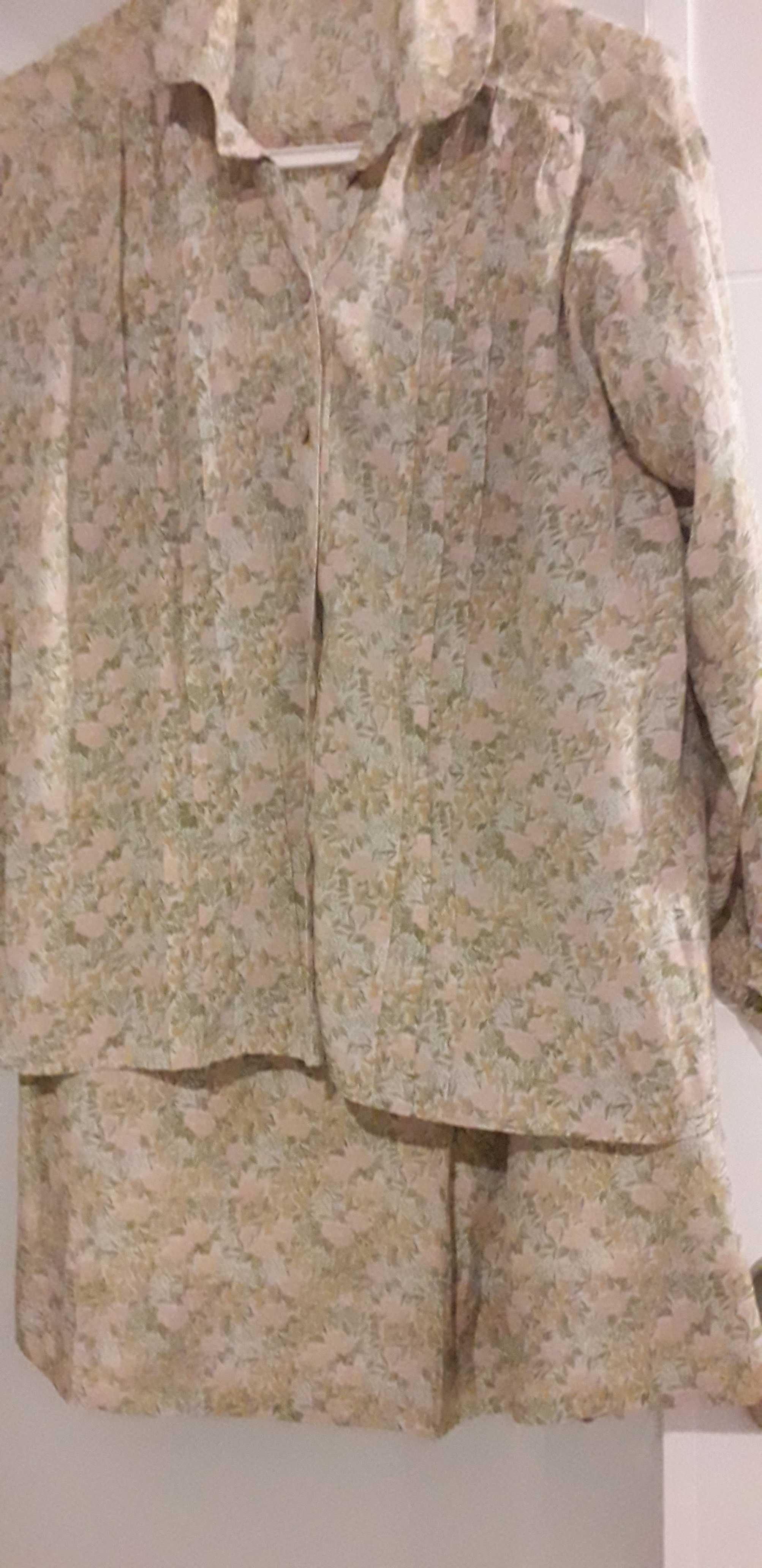 Fato Saia e blusa de manga comprimida, em Flores verde água e rosa