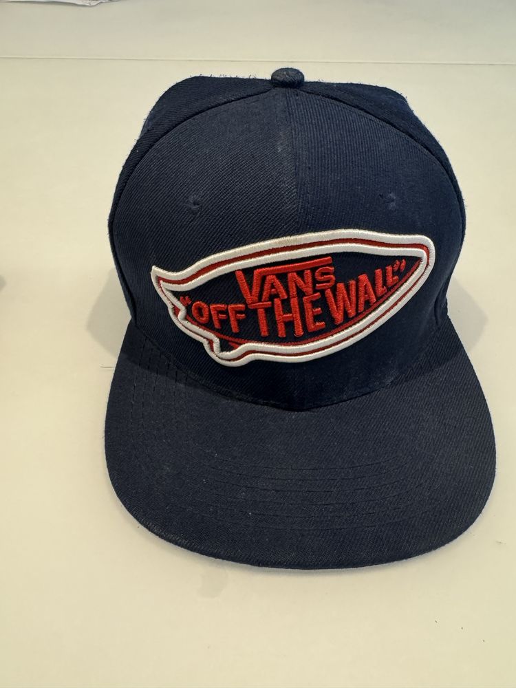 Bonés Quiksilver e Vans