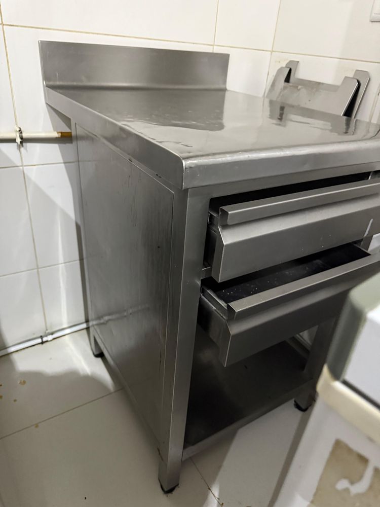 Escaparate com 2 gavetas