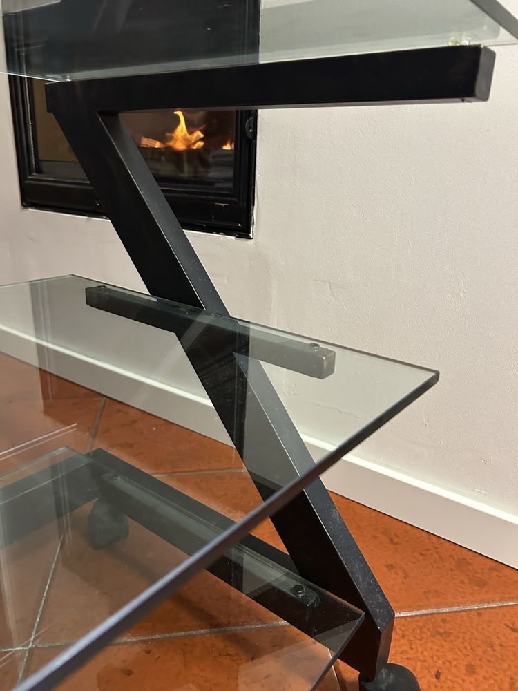 Mesa com parteleiras em vidro