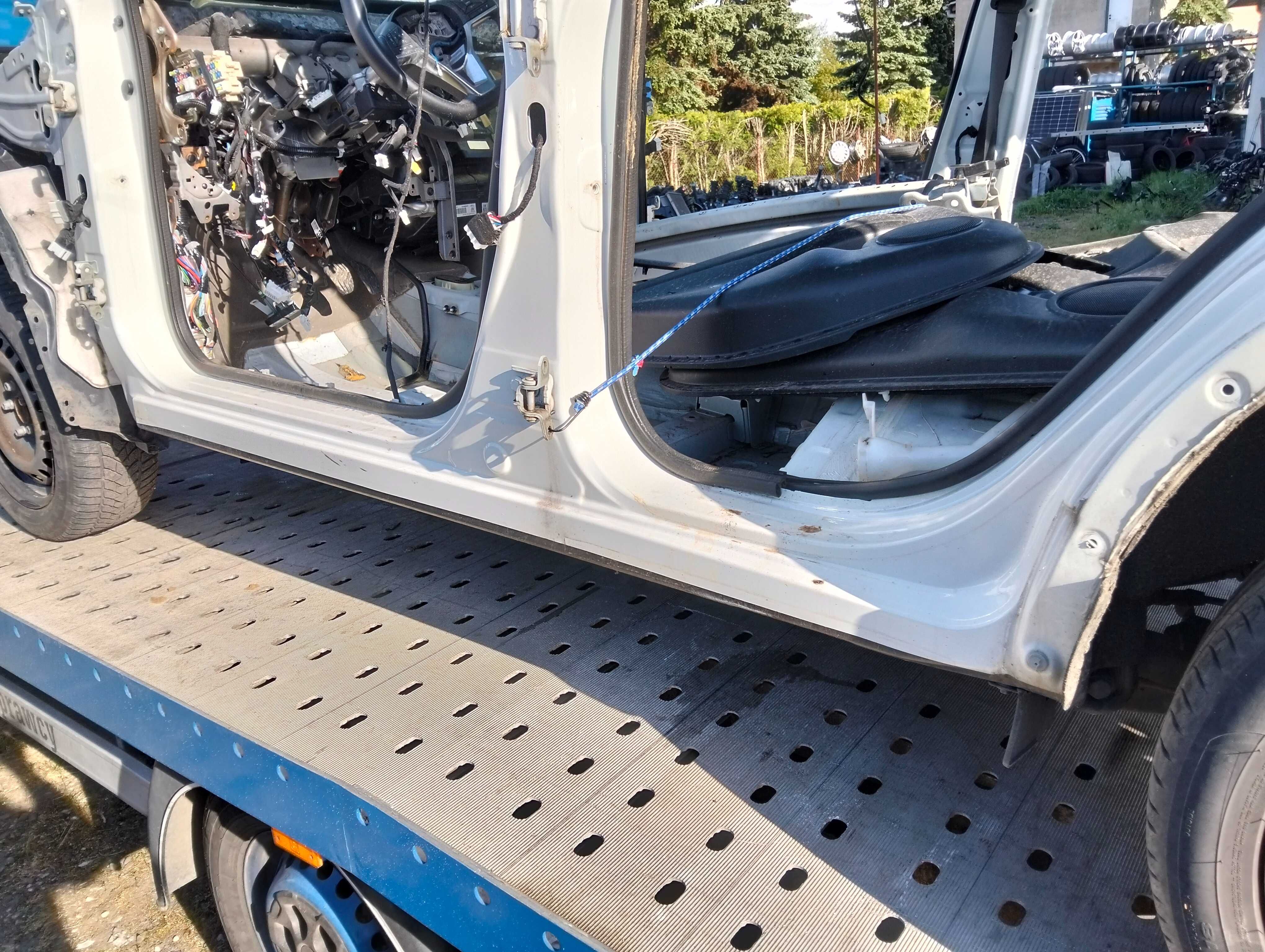 Próg lewy prawy Nissan Qashqai j11 cały
