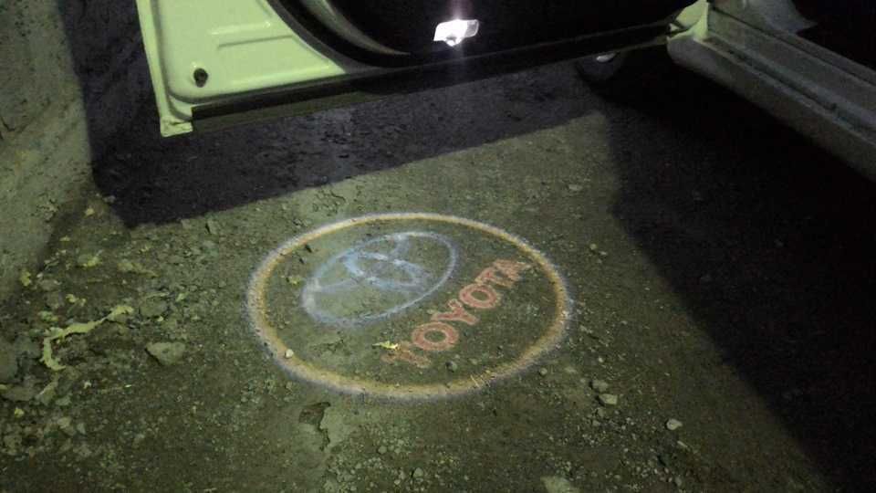 Штатная подсветка двери с логотипом Toyota тойота.Подсветка ног Toyota