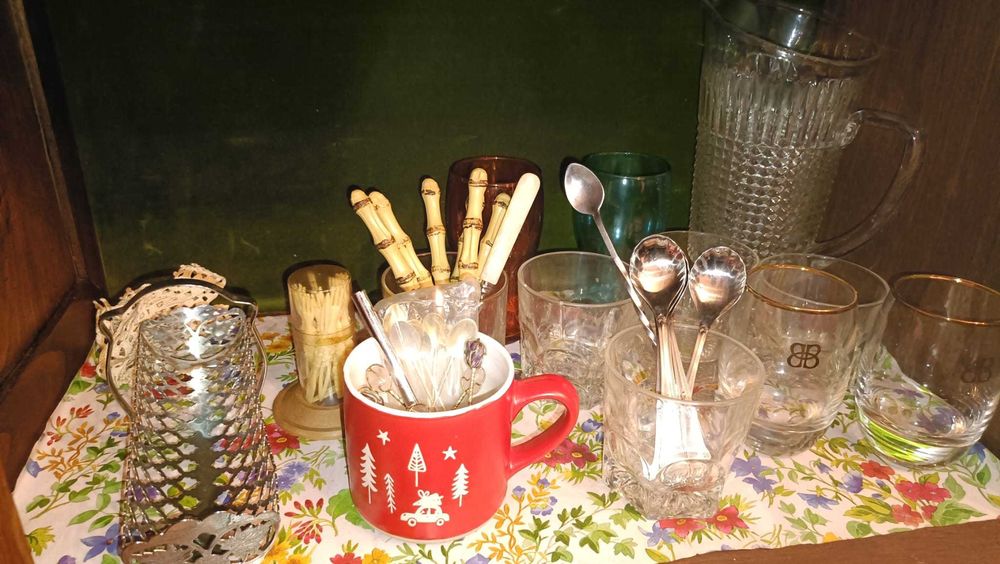 Conjunto de peças de cristal decorativas e taças