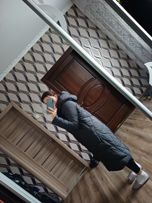 Довгий зимовий пуховик