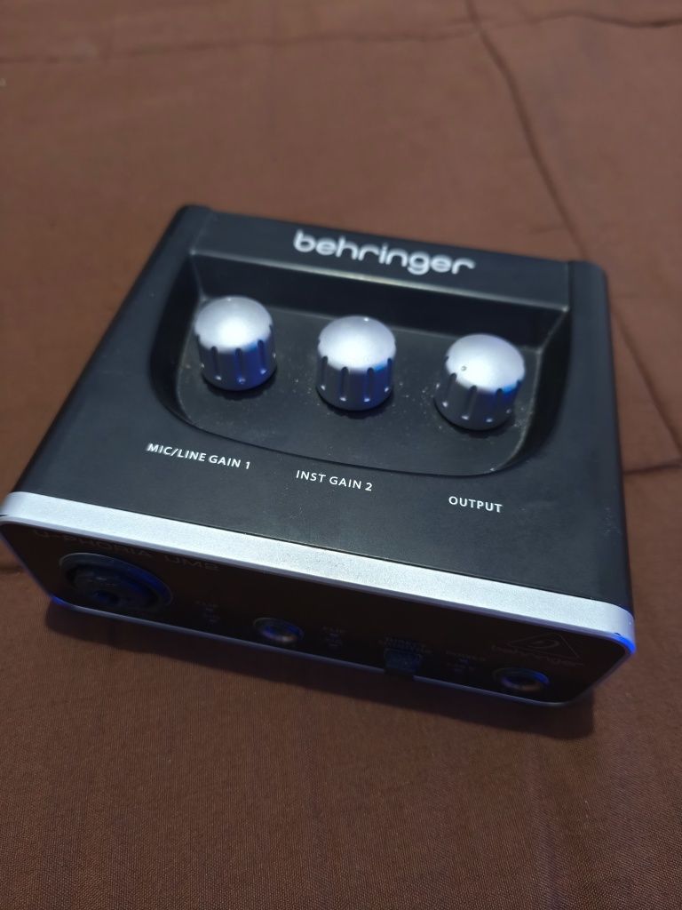 Placa de audio Behringer um2
