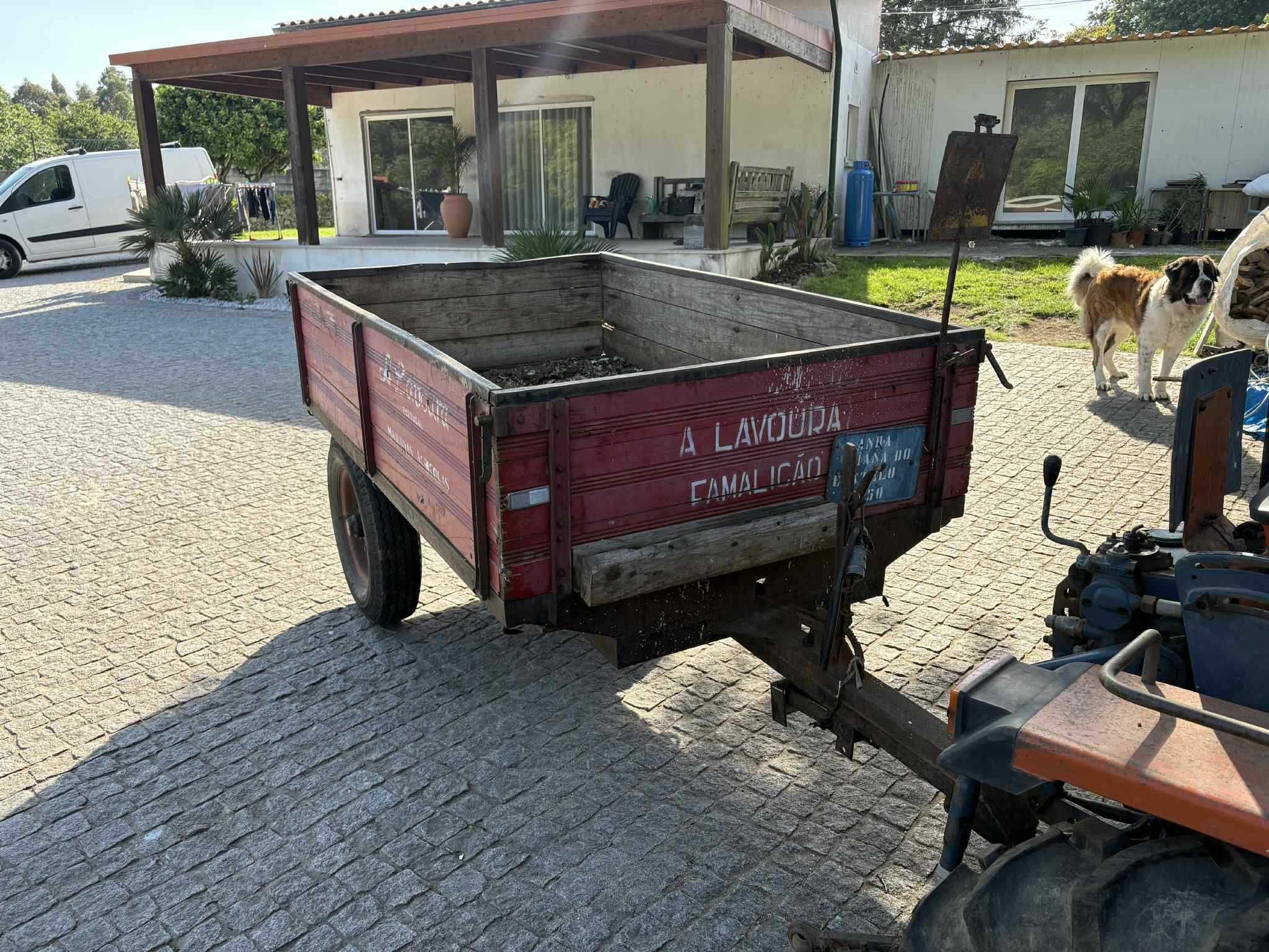 Reboque atrelado matriculado com documentos da marca lavoura