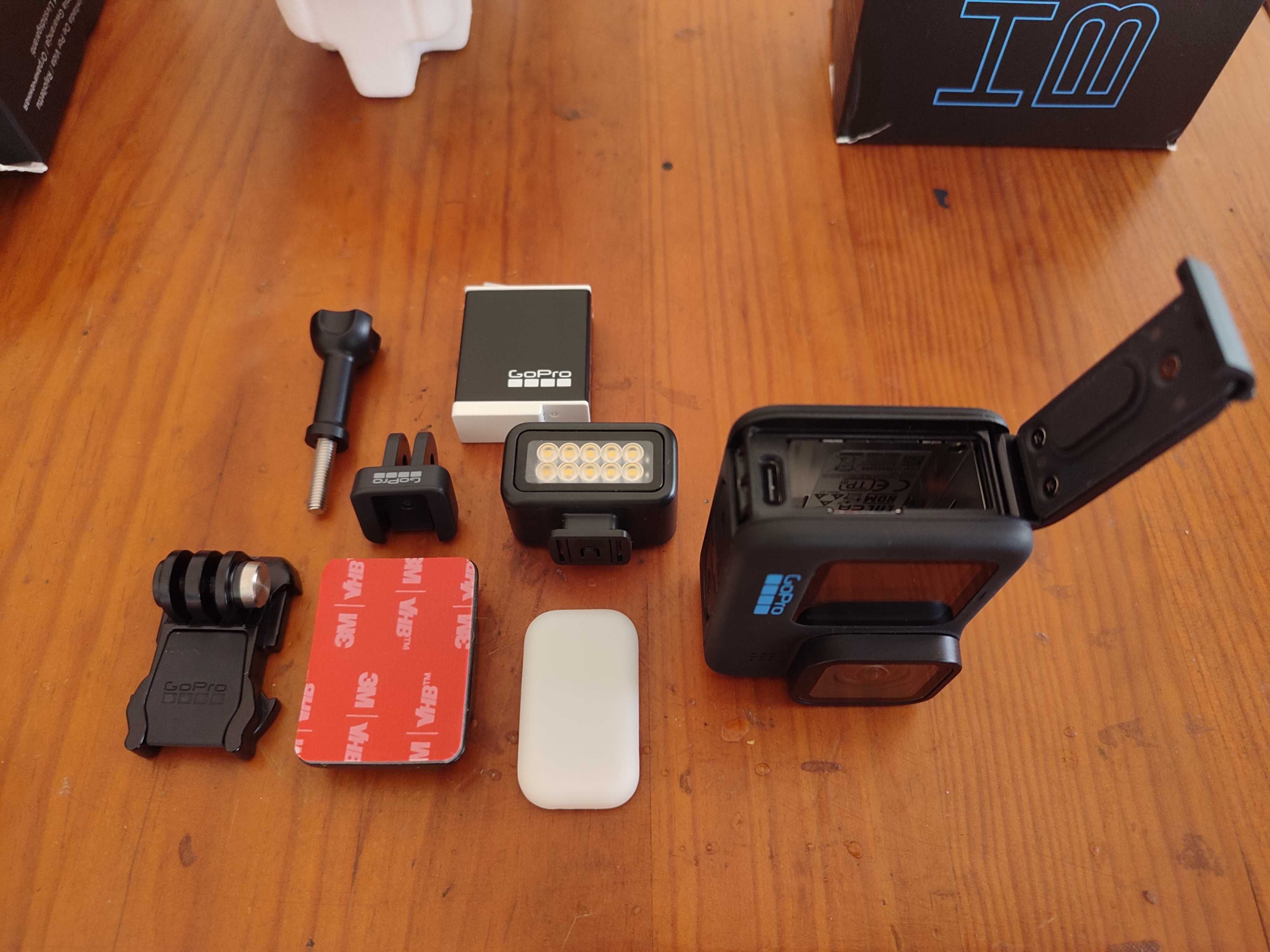 Vendo gopro 11 black e luz para a mesma igualmente novas