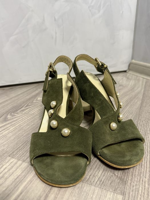 Замшеві босоніжки. В носув були 2 рази .39 р-р