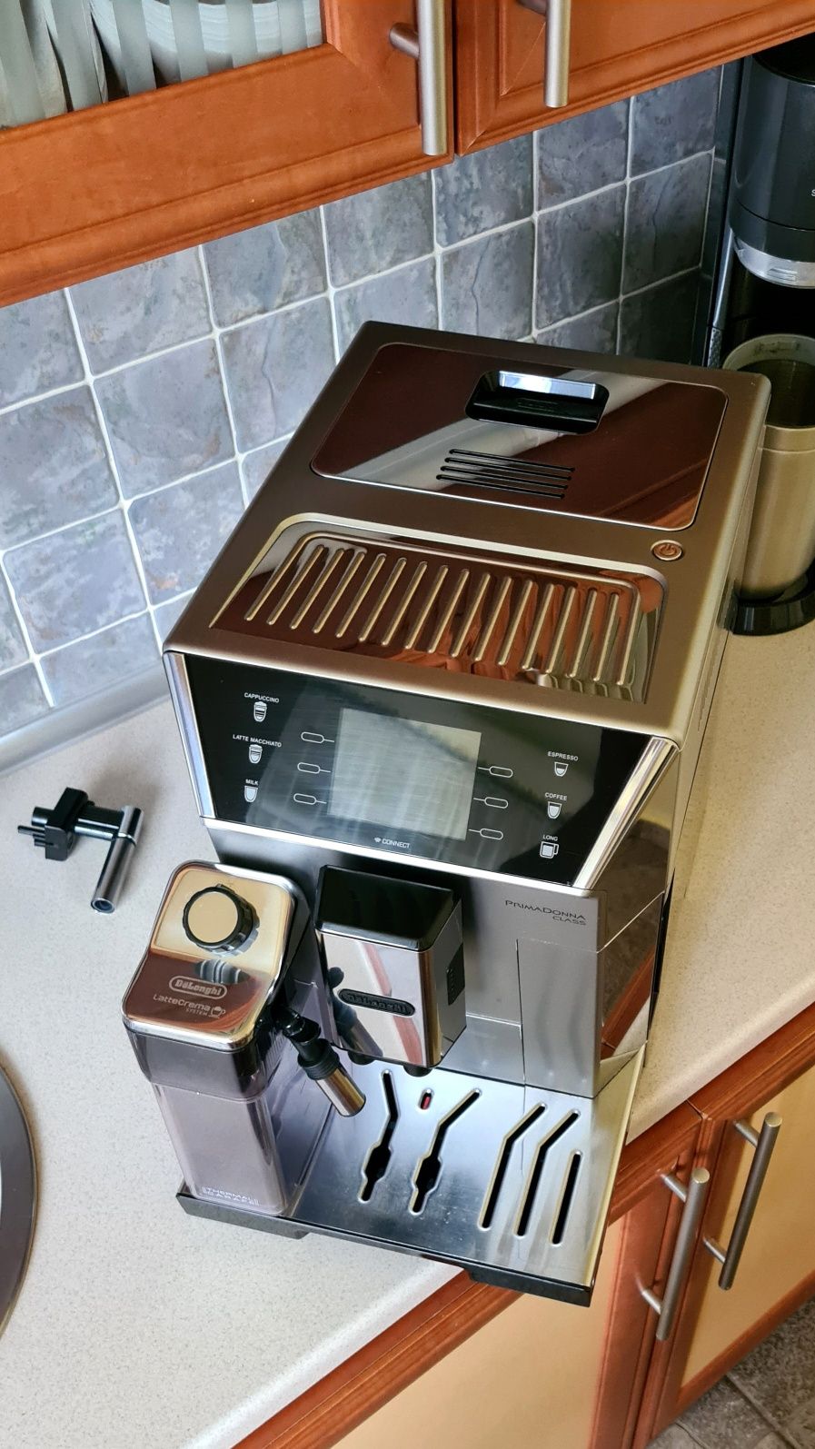 Delonghi PrimaDonna Class 19-bar Wi-Fi Cappuccino Bluetooth