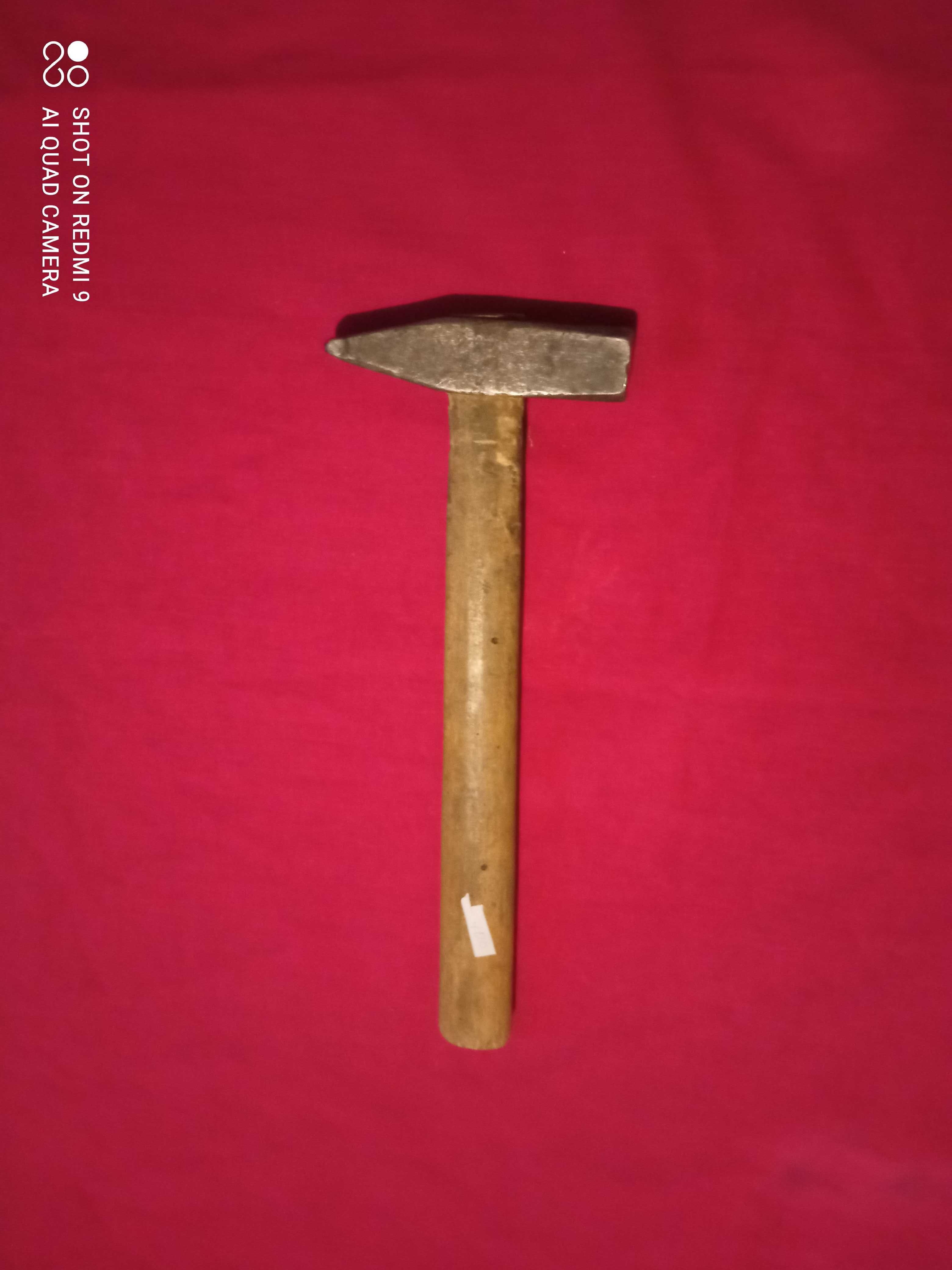 Ручной   инструмент (молотки, отвертка, рубанок).