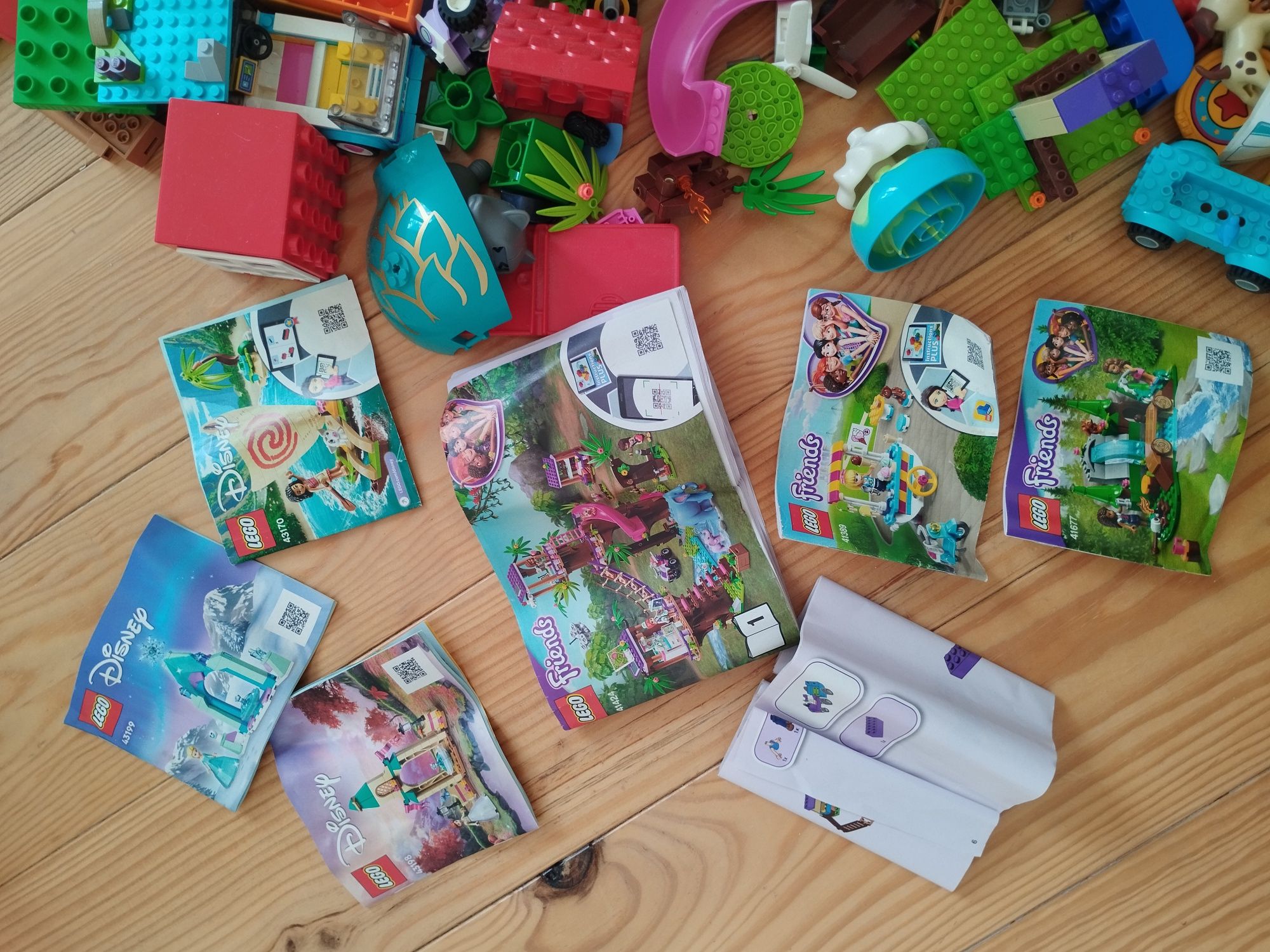 várias caixas de LEGO, LEGO Disney, LEGO Friends, LEGO Duplo