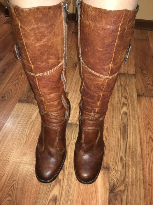 Продам зимові шкіряні високі чоботи