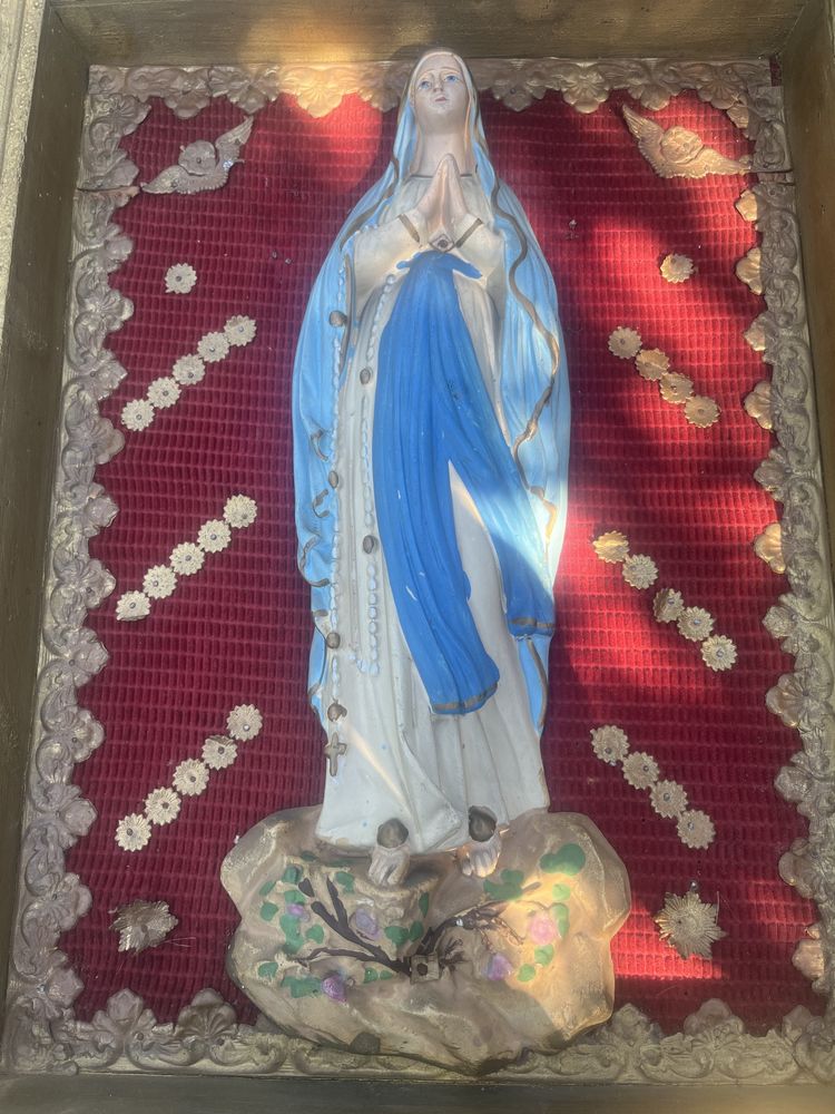 Figura Matki Boskiej w ramie
