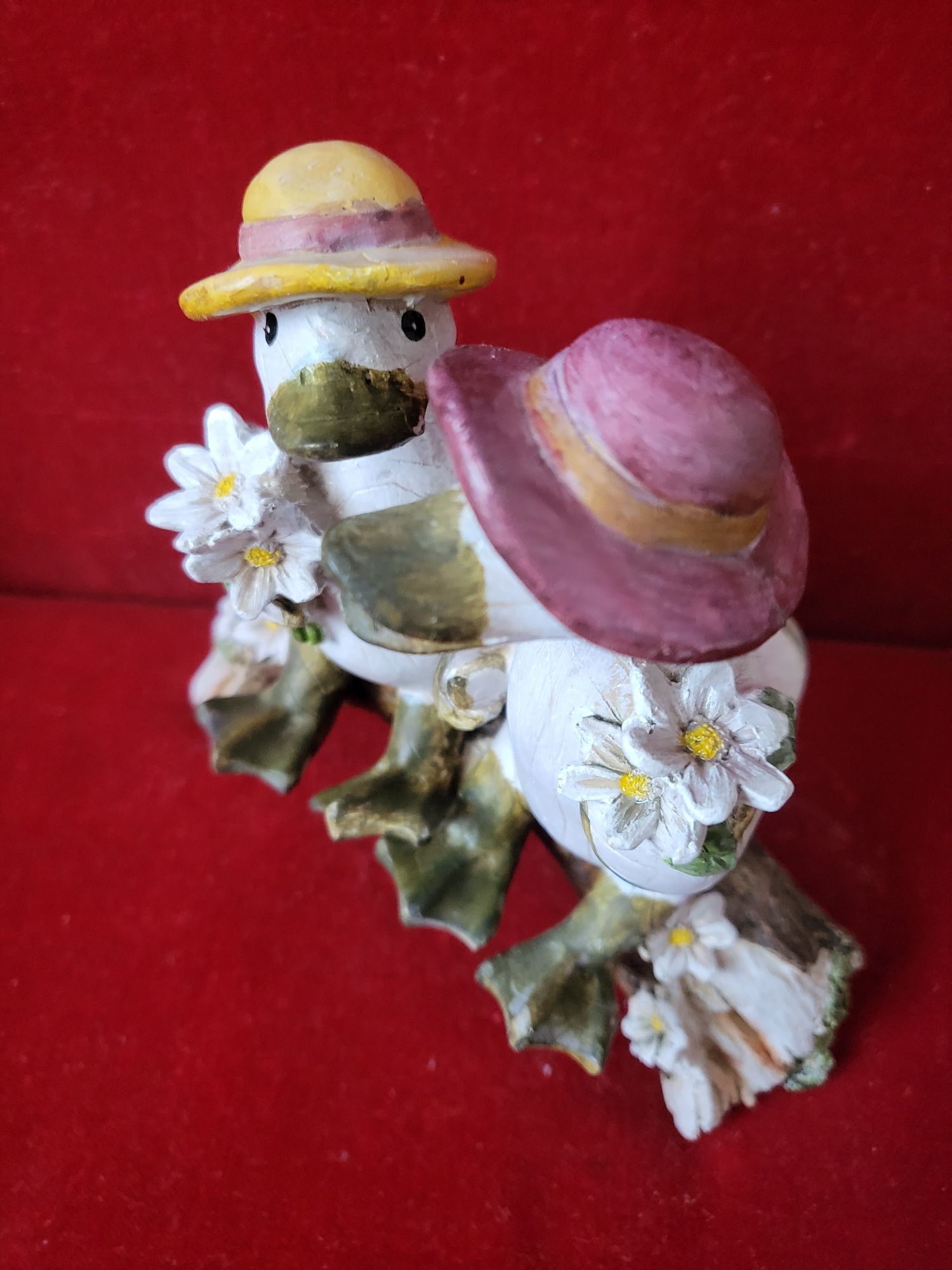 Figurka ceramika  stara  Para KACZUSZEK  na konarze z kwiatami
