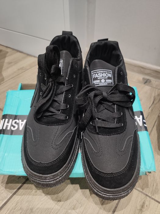 Продам нові кросівки