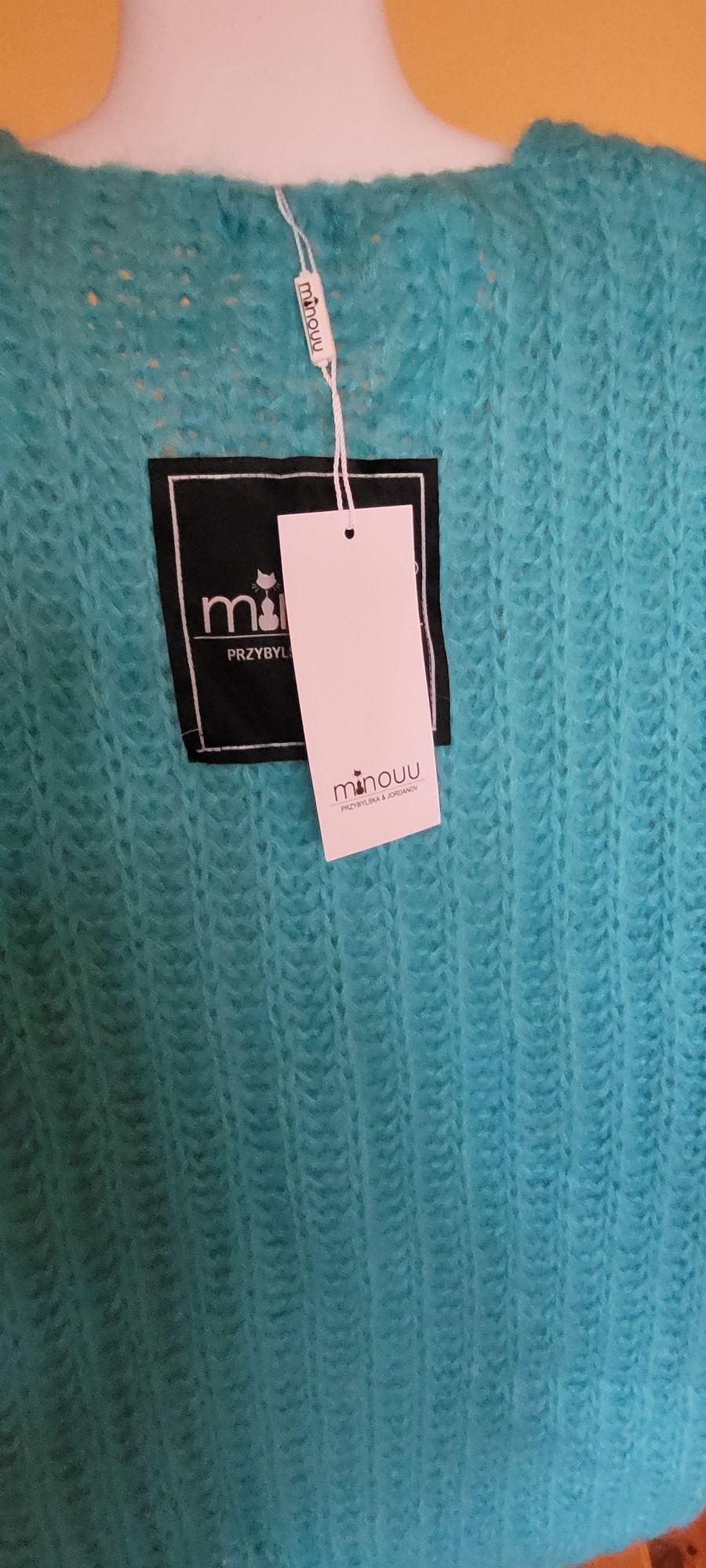 Sweterek firmy Minouu