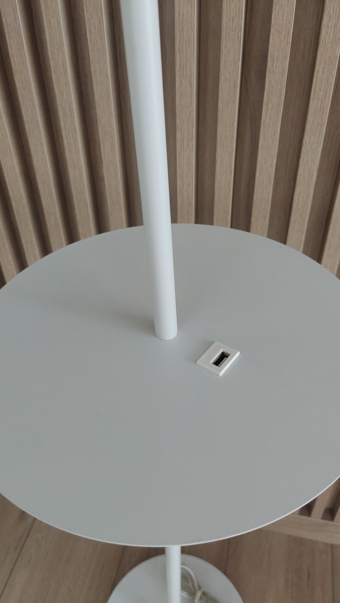 Markslöjd Linear lampa podłogowa z półką i ładowarką USB biały skandyn