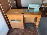 Mesa de Costura com máquina SINGER